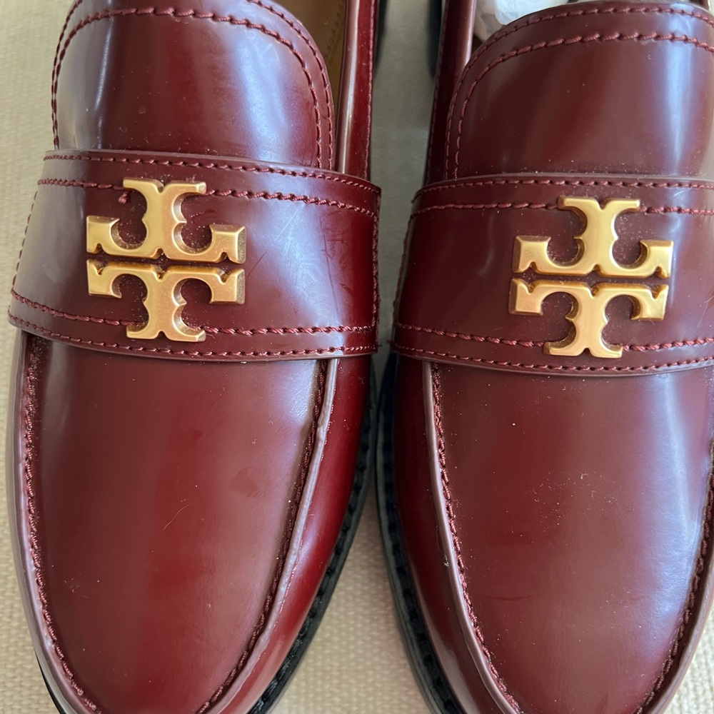Tory Burch Burgundy Loafers with Gold Logo - Picture 2 of 6